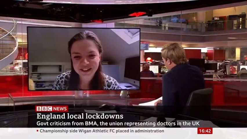 Dcera epidemioložky narušila vysílání BBC. Reakce moderátora byla pohotová
